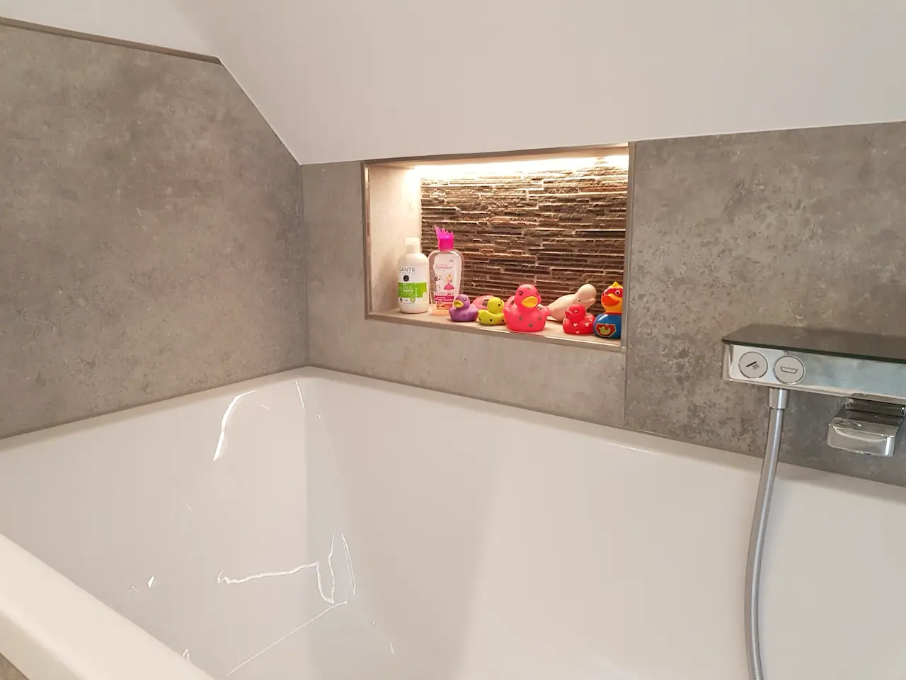 Badsanierung mit Betonoptik und Naturstein-Nische